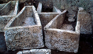 Sarcophages décorés en plâtre moulé, VIIe siècle. © UASD . O. Meyer., nov. 2021